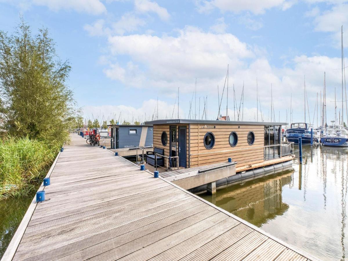Comfortable Houseboat In Volendam Marina Dış mekan fotoğraf